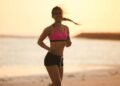 O treino na praia que exige mais do corpo do que parece