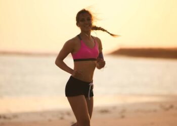 O treino na praia que exige mais do corpo do que parece