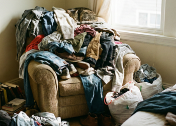 O que significa acumular roupas na cadeira com frequência