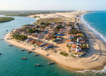 Destino no litoral do Nordeste encanta com acesso apenas por barco e praias preservadas