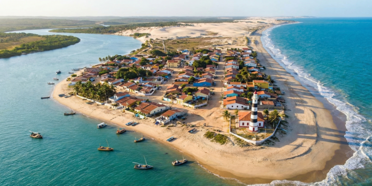 Destino no litoral do Nordeste encanta com acesso apenas por barco e praias preservadas