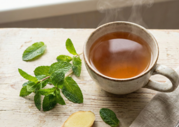 O chá natural que auxilia na digestão e ajuda a desinchar depois das refeições