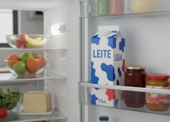 O erro comum ao guardar leite na porta da geladeira
