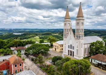 A pequena cidade da Serra Gaúcha que produz mais uvas que qualquer outra da América Latina e mantém um idioma único