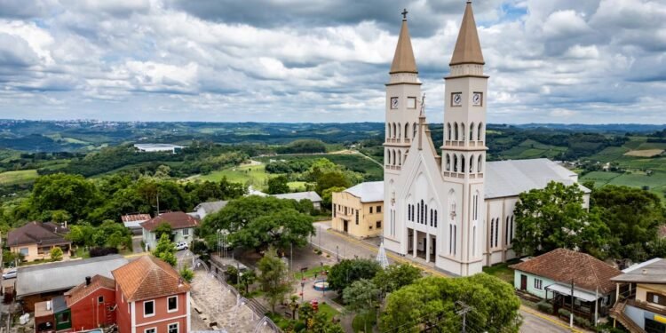 A pequena cidade da Serra Gaúcha que produz mais uvas que qualquer outra da América Latina e mantém um idioma único