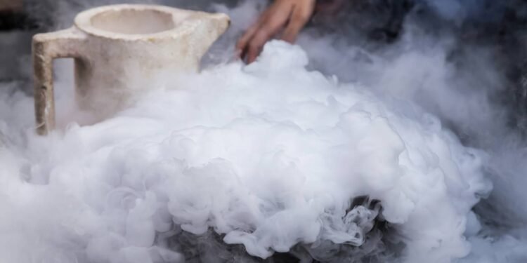 Nitrogênio Líquido - Créditos: depositphotos.com / blazinek28