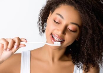 Poucos sabem mas o fio dental pode proteger seu coração