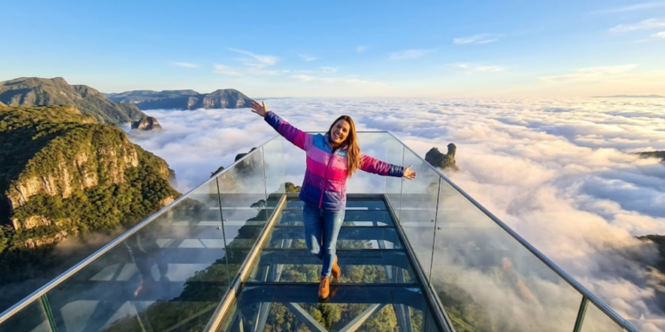O paraíso a 170 km de Floripa onde uma ponte de vidro que dá medo de andar fica a 1.822 metros de altura e o frio já chegou a −17,8 °C