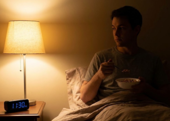 O que acontece com seu corpo quando você come à noite e como isso afeta o organismo?