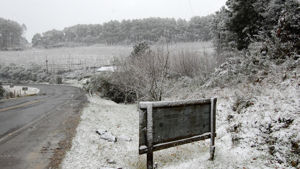 A cidade mais fria do Brasil já registrou −10 °C a 1.360 metros de altitude e hoje se destaca pelos vinhos em Santa Catarina