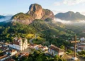 Uma única cidade a 185 km de São Paulo encanta com montanhas a 1.900 metros de altitude e folclore contagiante