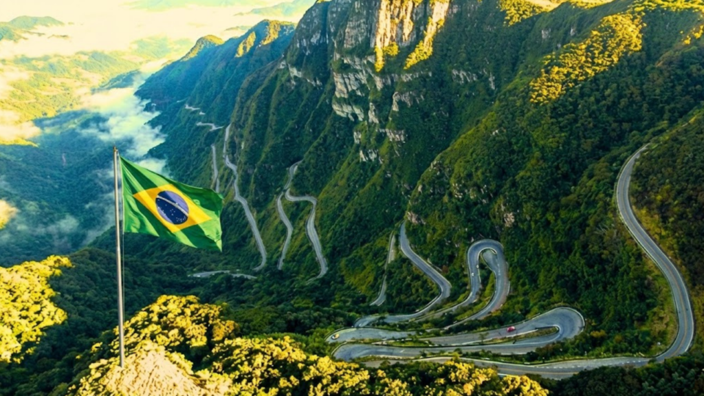 Com o maior corte de rocha do Brasil e mais de 160 milhões de anos, essa estrada leva o nome de uma ave que não existe nela