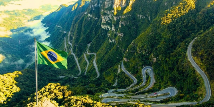 Explore o Corvo Branco: paredões altos, curvas sinuosas e vistas lindas pro mar. Perfeito pra fotos e trilhas leves na serra de SC! / Imagem Ilustrativa