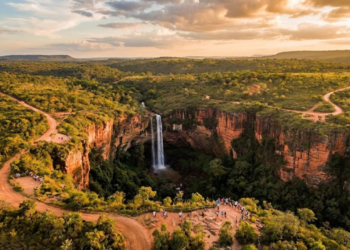 Onde um precipício guarda uma cidade com paredões gigantescos que chegam a 800 metros de altitude e belezas naturais de tirar o fôlego