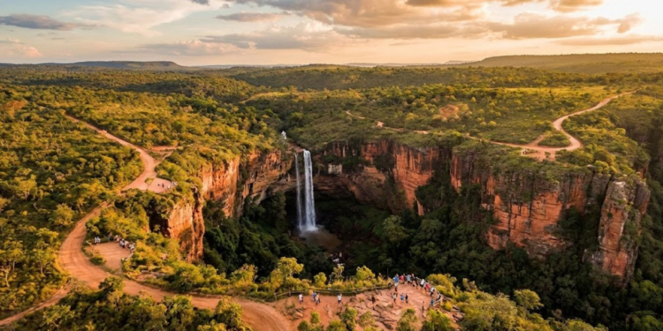 Enfrente o Precipício Portão do Inferno: adrenalina pura nos paredões vertiginosos da Serra do Corvo Branco. Viva a emoção da Serra Catarinense!