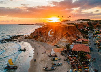 Uma antiga vila de pescadores com um símbolo de lua esculpido nos paredões e águas azuis foi descoberto por hippies nos anos 70