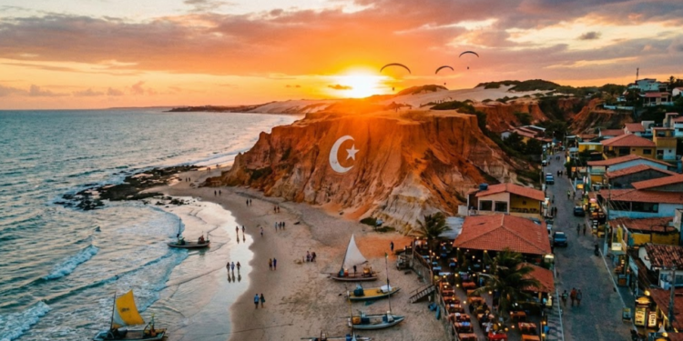 Uma antiga vila de pescadores com um símbolo de lua esculpido nos paredões e águas azuis foi descoberto por hippies nos anos 70