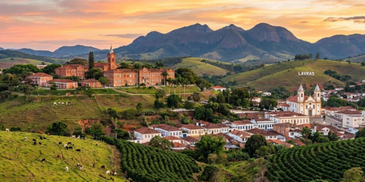 Lavras encanta com ipês floridos, trilhas ecológicas e herança cultural que inspira amor pela natureza e educação! // Créditos: Wikipédia