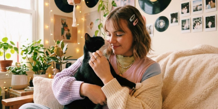 Sim, falar com animais de estimação como se fossem humanos é um comportamento considerado normal pela psicologia.