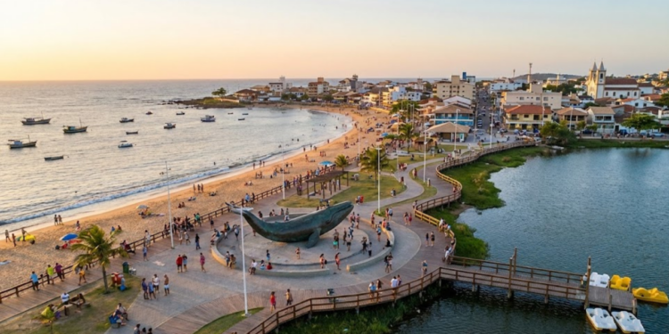 Uma cidade do Rio de Janeiro cercada por vilas de pescadores pouco conhecida está conquistando pela música e vida leve