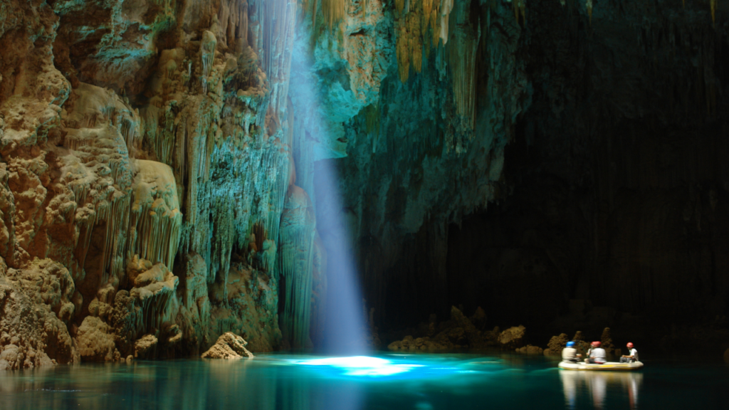 Onde os rios viram espelhos de azul e a natureza guarda um segredo tão raro que parece impossível existir no Brasil