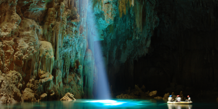 Onde a magia dos rios encanta com espelhos azuis translúcidos e a natureza guarda um segredo tão raro que parece impossível existir no Brasil