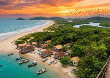 Uma antiga vila de pescadores em São Paulo proíbe a entrada de carros e limita a energia, chamando a atenção pela natureza selvagem intocada