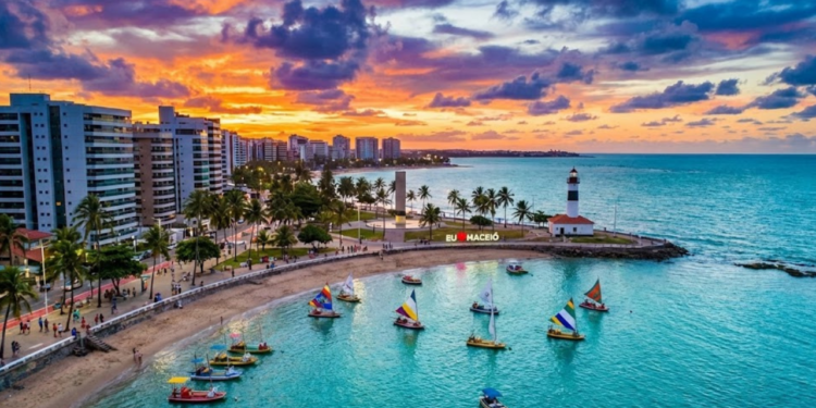 A tonalidade esverdeada e cristalina de Maceió que banha as praias centrais não é apenas um efeito de luz, mas resultado de uma geografia privilegiada.