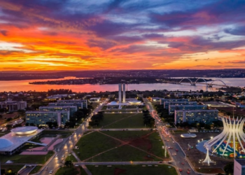 Fundada em 1960, essa cidade planejada e desenhada por Oscar Niemeyer surpreende pela qualidade de vida