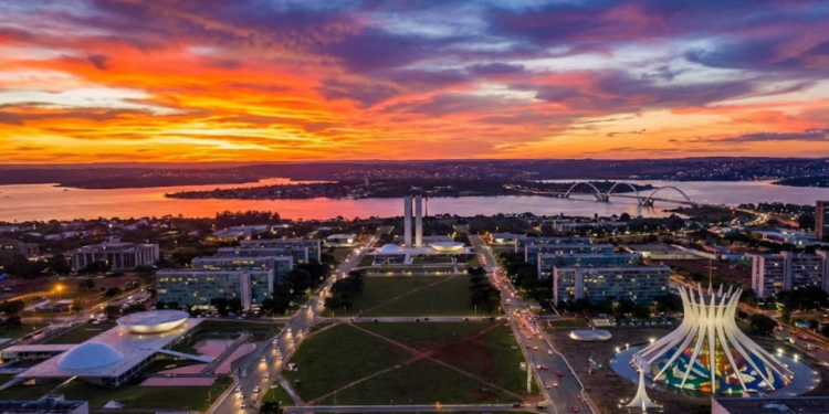 A cidade abriga uma população estimada de aproximadamente três milhões de habitantes e possui a maior renda per capita do país.