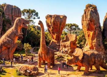 Uma cidade a 100 km de Curitiba preserva uma natureza guardada há 300 milhões de anos e um parque de dinossauros de pedra