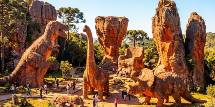 Uma cidade a 100 km de Curitiba preserva uma natureza guardada há 300 milhões de anos e um parque de dinossauros de pedra