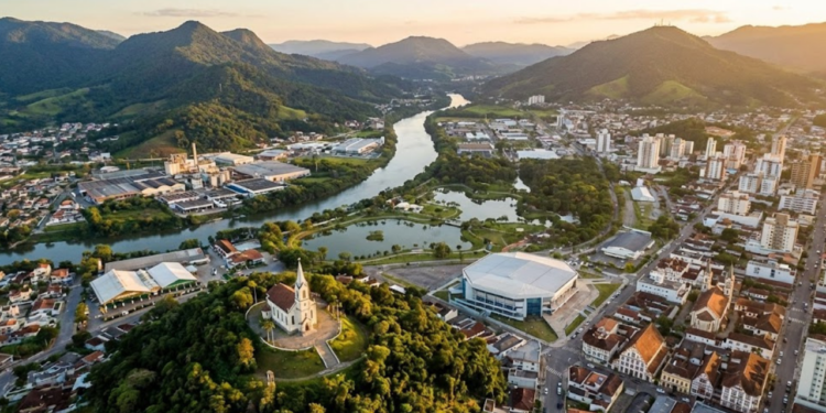 A 182 km de Florianópolis, uma cidade que preserva sua natureza e bem-estar é considerada uma das melhores para viver