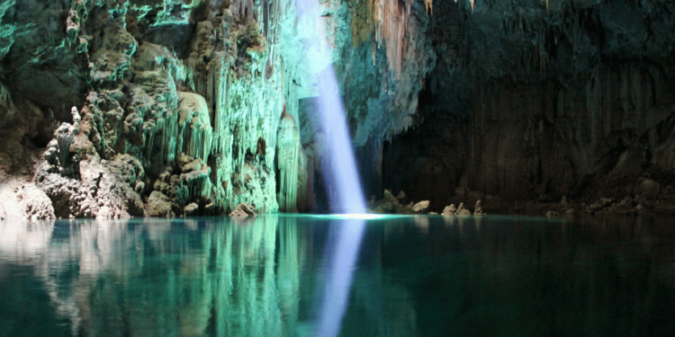 O paraíso de águas cristalinas que hipnotiza com sua beleza exuberante perfeito para quem busca natureza bruta