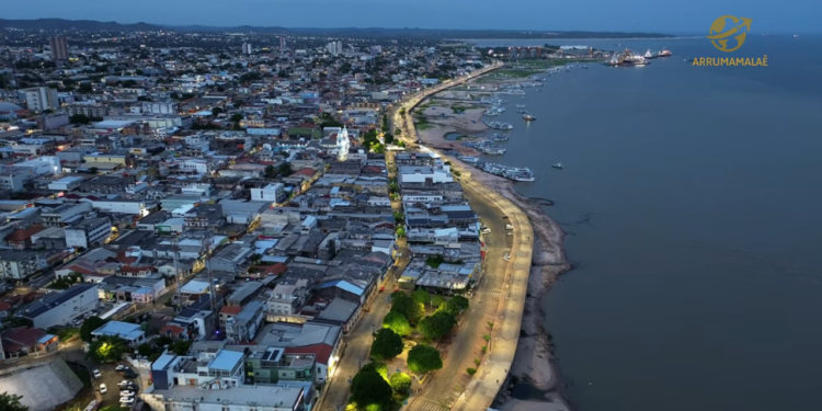 Viva Santarém PA, onde águas cristalinas do Tapajós encontram o Amazonas, oferecendo praias fluviais, ecoturismo e cultura tapajônica que encantam visitantes. // Créditos: YouTube @Arrumamalae