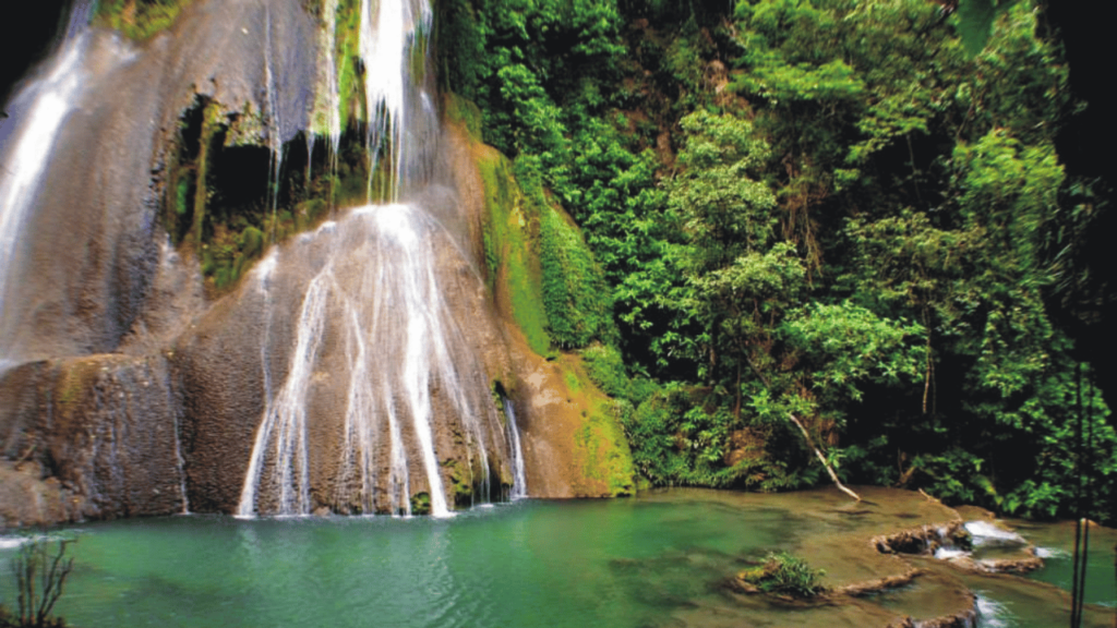 O paraíso de águas cristalinas que hipnotiza com sua beleza exuberante perfeito para quem busca natureza bruta