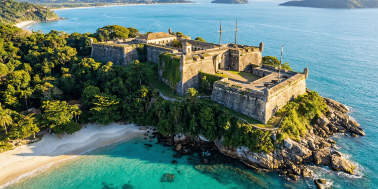 Uma ilha brasileira com praia secreta abriga um forte militar desativado que conquista visitantes com história e águas cristalinas