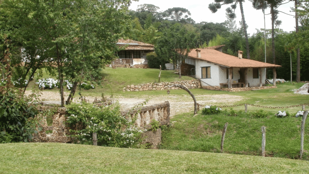 Uma serra que estoura encanta com a "Janela do Céu" para o infinito e conquista seus turistas com grutas de quartzito a 260 km do Rio