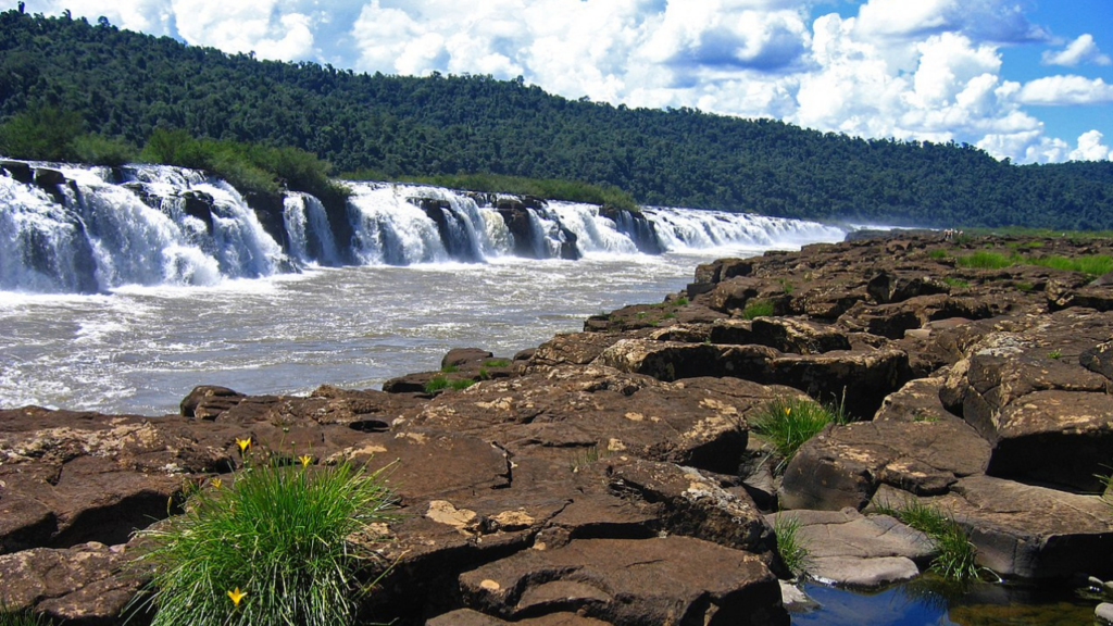 Essa gigantesca cachoeira com quase 2 mil metros de extensão está chamando atenção na fronteira entre Brasil e Argentina