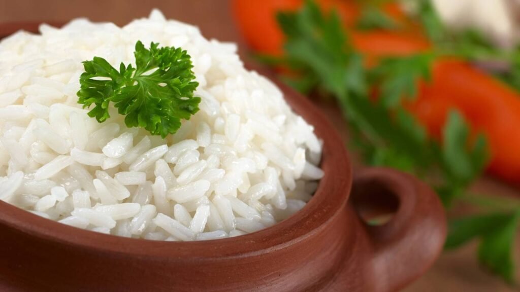 O arroz requentado pode ser um veneno se você não seguir esta regra