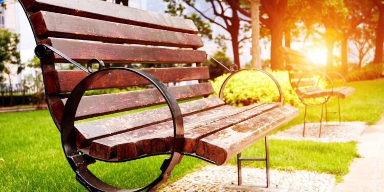 Poucos sabem para que servem as aberturas em bancos de praça