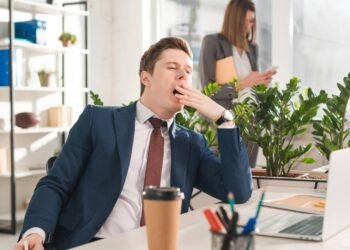 O que significa bocejar sem estar com sono, segundo especialista