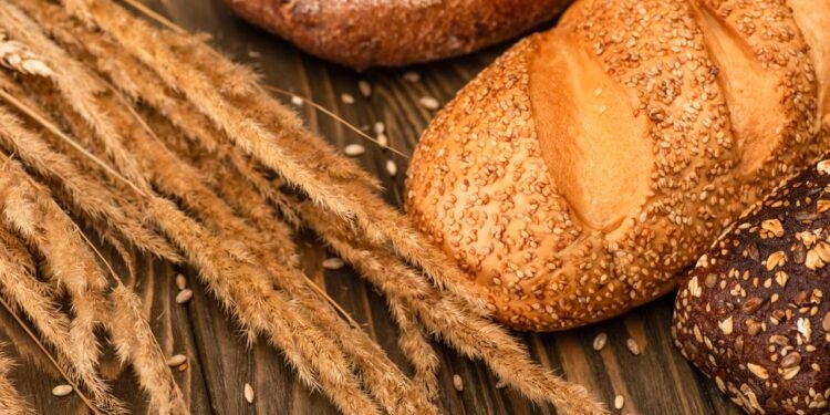 Para aproveitar melhor o potencial de saciedade, costuma ser útil combinar o centeio com proteínas magras - Créditos: depositphotos.com / VitalikRadko