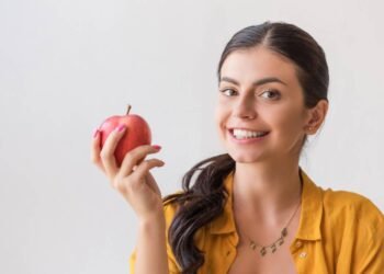 O efeito chocante no seu metabolismo ao comer uma maçã antes das refeições