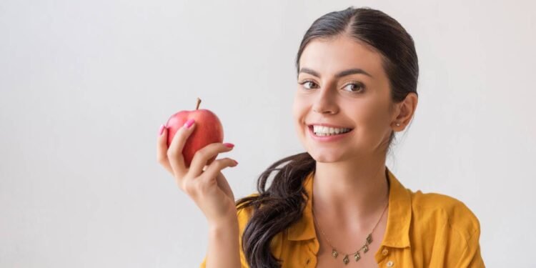 O efeito chocante no seu metabolismo ao comer uma maçã antes das refeições