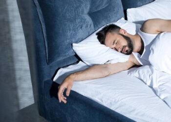 O que a posição que você dorme revela sobre dores crônicas que você terá no futuro