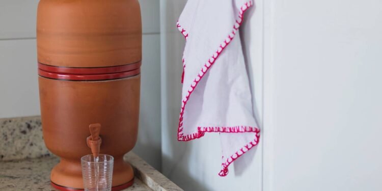 A melhor forma de limpar seu filtro de barro