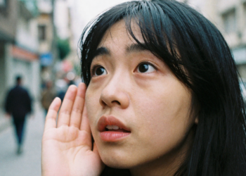 O significado de ouvir alguém chamando seu nome segundo estudos