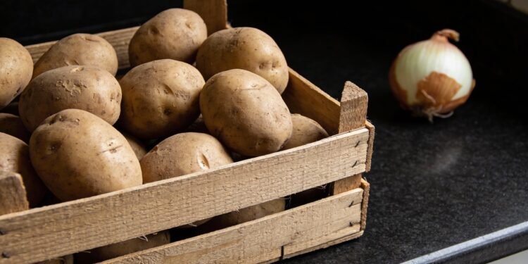 Por que você nunca deve guardar batatas com cebolas