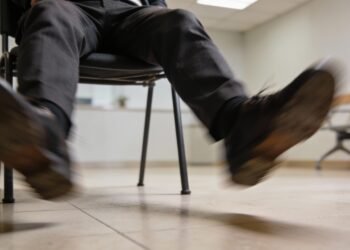 O que significa mexer muito as pernas quando está sentado, segundo especialistas